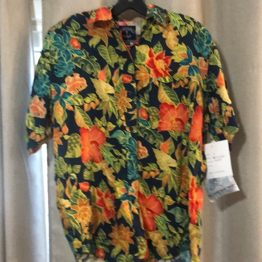 NWT women’s Hawaiian shirt size S with scrunchie